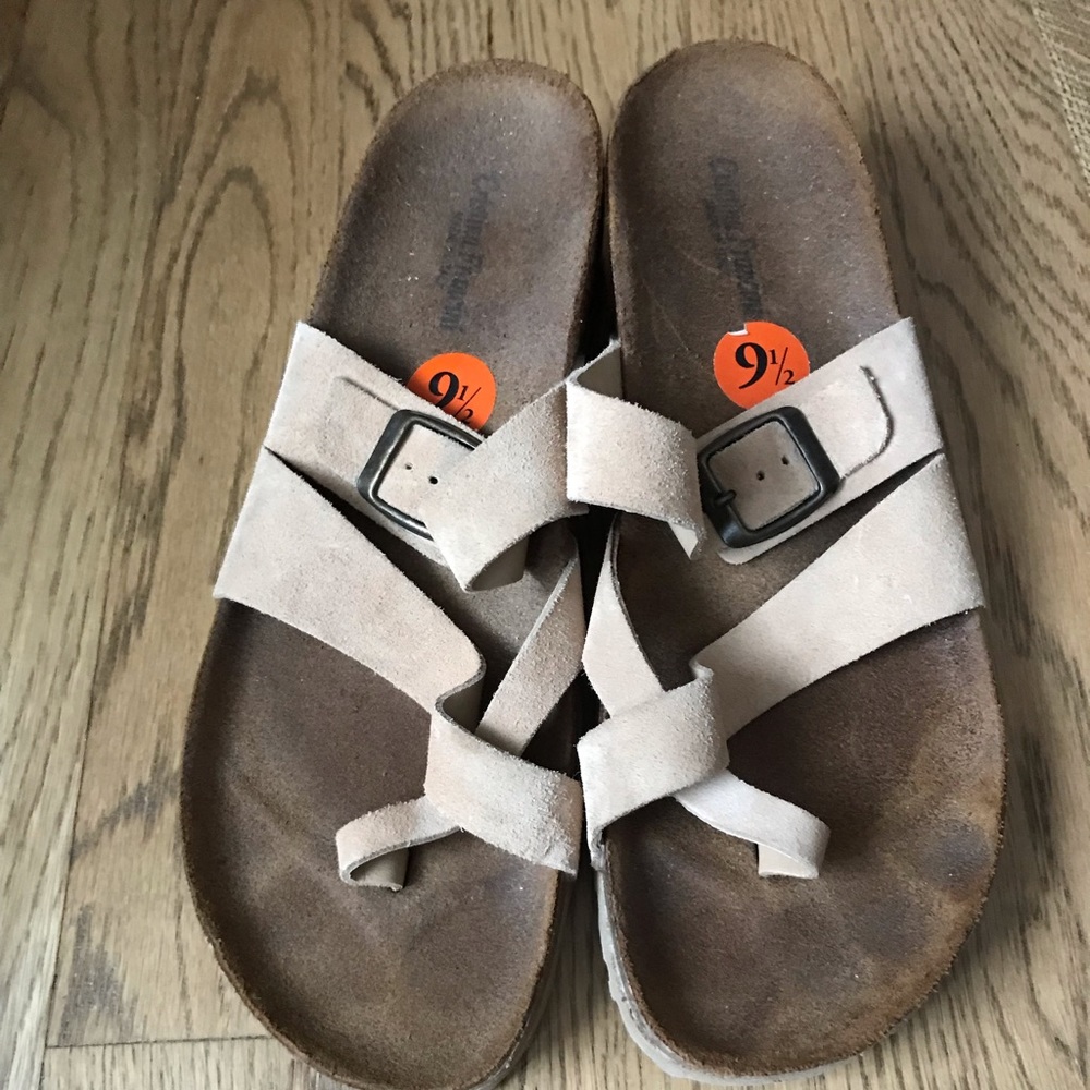 These light tan wedge heeled sandals are in EUC